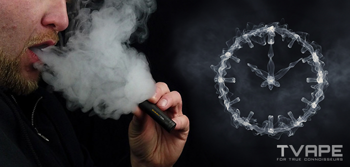 Ein Mann, der eine riesige Dampfwolke aus einem Tronian Gammatron Dab Pen inhaliert.