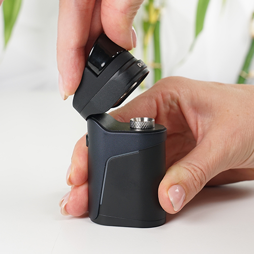 Dr. Dabber Ghost 2 Konzentrat-Vaporizer mit geöffnetem Mundstück.