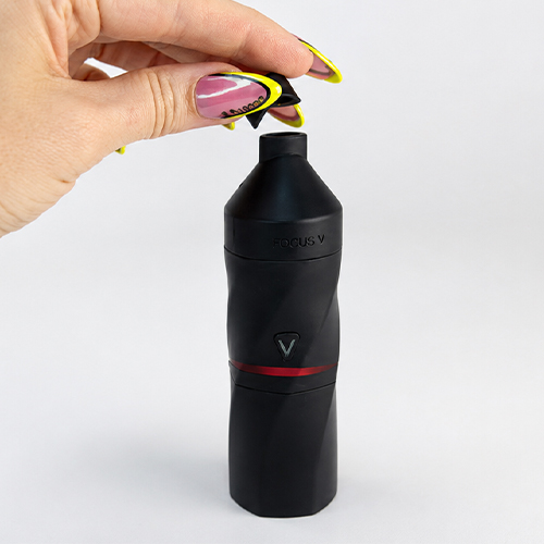Focus V Aeris – Anbringen der Kappe am Mundstück des Vaporizers