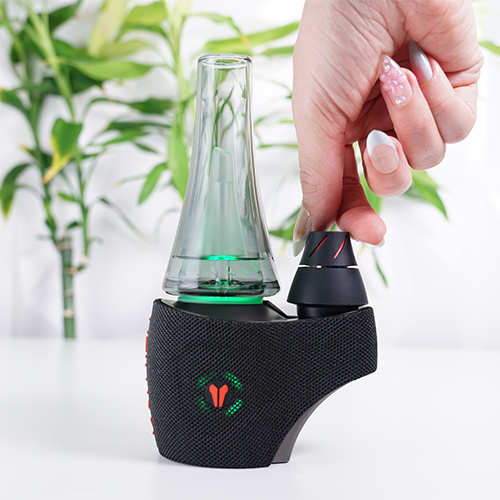 Utillian 8 Turbo auf einem Tisch, während eine Frau den Dual Spinner Cap dreht