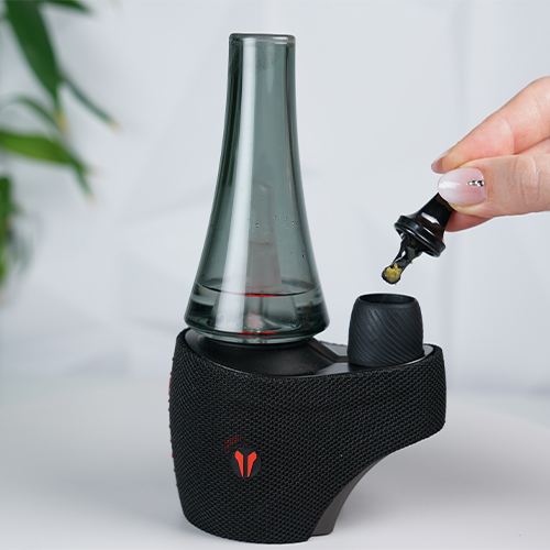 Utillian 8 V2 auf einem Tisch, während eine Frau ein Multitool mit Wax hält