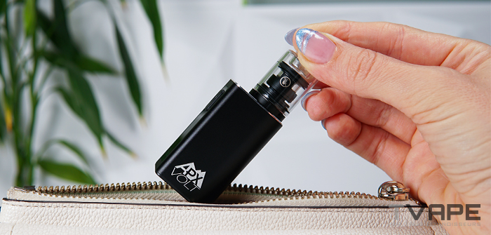 Pulsar APX Volt V3 Wax Pen wird in die Handtasche gesteckt