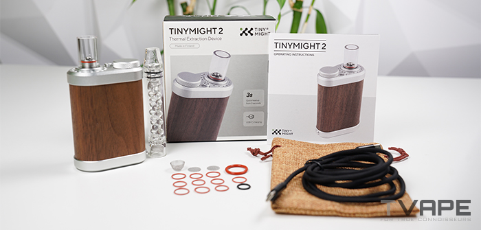 Kompletter Lieferumfang des Tinymight 2 Vaporizers inklusive Zubehör, Ersatzdichtungen, Glasmundstück, Ladekabel, Stoffbeutel und Bedienungsanleitung.