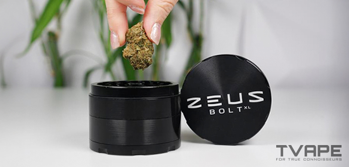Die Cannabissorte wird in den Zeus Bolt XL Grinder gef&uuml;llt.