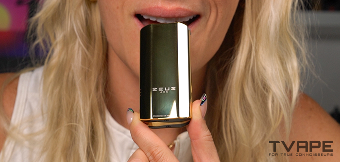 Eine Frau inhaliert mit dem tragbaren Kr&auml;uter-Vaporizer Zeus Arc GT4.
