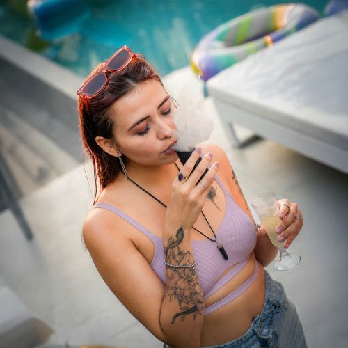 Der Dr. Dabber Ghost 2 Konzentrat-Vaporizer wird von einer Frau benutzt.