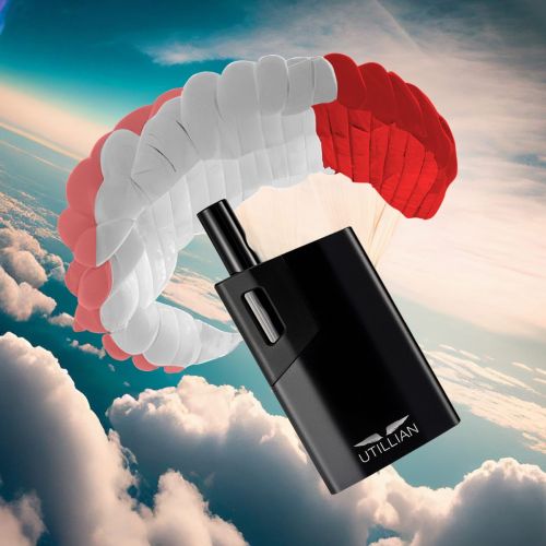 Utillian 621 in Wolken mit Fallschirm