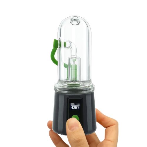 Bomb Aerix E Rig wird in der Hand gehalten, wobei das LED-Display eingeschaltet ist.