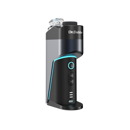 Vorderansicht des Dr. Dabber Switch Go E-Rigs mit seiner Drei-Knopf-Bedienung, LED-Anzeigen, dem Dr. Dabber-Logo und dem USB-C-Ladeanschluss.