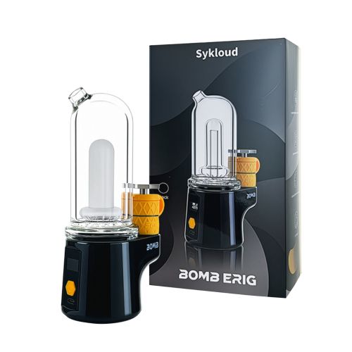 Der Bomb Sykloud E Rig in schwarzer Farbe mit orangefarbenen Akzenten, neben seiner Verpackung, auf weißem Hintergrund.