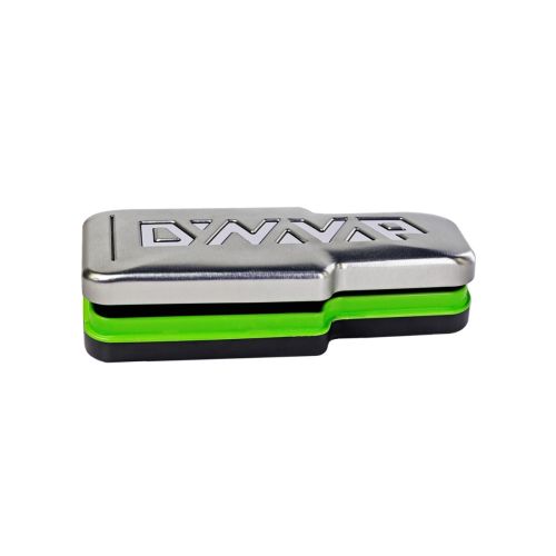 Stahlfarbenes DynaVap G3-Vaporizer-Etui mit grünem Akzent und eingraviertem Logo, entwickelt für die sichere Aufbewahrung des DynaVap G3-Vaporizers für trockene Kräuter, das die Haltbarkeit und Portabilität verbessert.