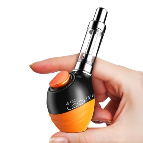 Eine Hand, die einen Lookah Egg 510er-Akku hält, der sein oranges und schwarzes Design mit einem sichtbaren Knopf zeigt.