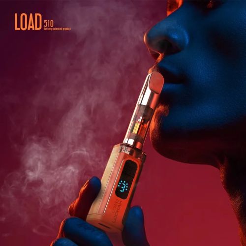 Lookah Load 510 Akku in Orange, Nahaufnahme einer Frau beim Vaporisieren mit angebrachter 510-Kartusche, mit blauem digitalem Display, das den Akkustand anzeigt.