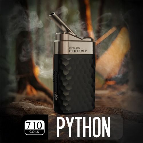 Lookah Python Dab Pen in Schwarz-Farboption, mit 710-Coils-Technologie, schräge Ansicht mit metallischem Mundstück und Dampf, der sich gegen einen Waldlagerfeuer-Hintergrund erhebt, Premium-Dab-Pen für Konzentrat-Sessions