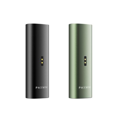 New PAX Mini Vaporizer in den Farben Onyx und Greenstone mit Ladeanschlüssen auf der Rückseite und dem PAX Mini Logo am unteren Rand des eleganten Aluminiumgehäuses.