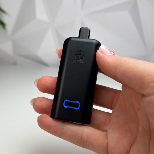 PRTBL Nando in der Hand mit Mundstück und LED-Licht