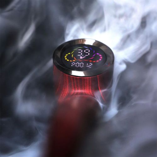 Nahaufnahme des digitalen Displays der Pulsar 510 DL Wizard Pipe mit buntem Temperaturring, der von Dampf umgeben ist.