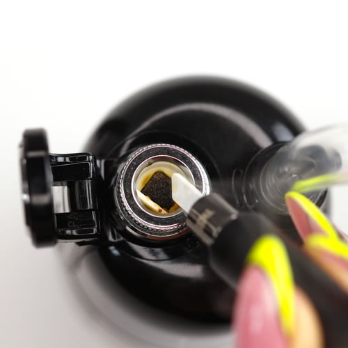 Laden des Lookah Dragon Egg E Rig mit Wachs Nahaufnahme