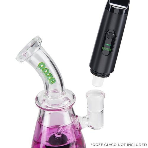 Ooze Booster an einer Wasserpfeife aus Glas angeschlossen