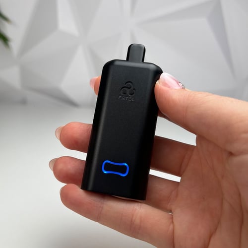 PRTBL Nando in der Hand mit Mundstück und LED-Licht