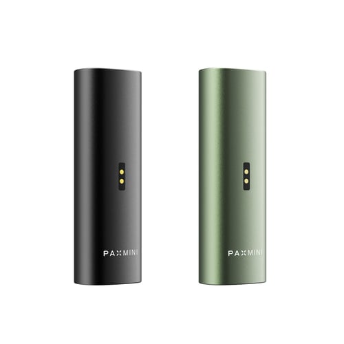 New PAX Mini Vaporizer in den Farben Onyx und Greenstone mit Ladeanschlüssen auf der Rückseite und dem PAX Mini Logo am unteren Rand des eleganten Aluminiumgehäuses.