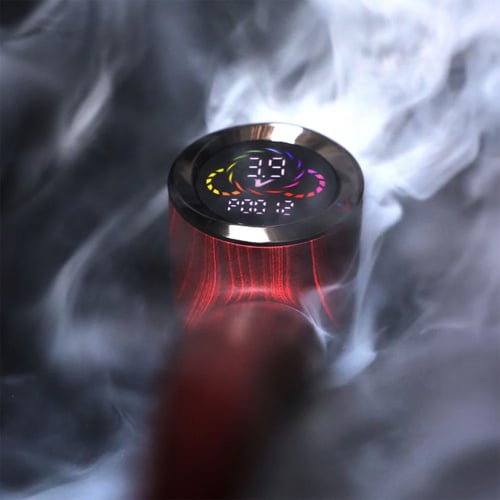 Nahaufnahme des digitalen Displays der Pulsar 510 DL Wizard Pipe mit buntem Temperaturring, der von Dampf umgeben ist.