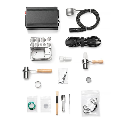 Lieferumfang des Crossing One Hit Wonder V2: PID-Controller, Heizspule, Netzkabel, Dockingstation, kabelloser Heizer, Titanium Matrix Bowl, Glasadapter, Siebe, O-Ringe, Bürste und Setup-Hardware.