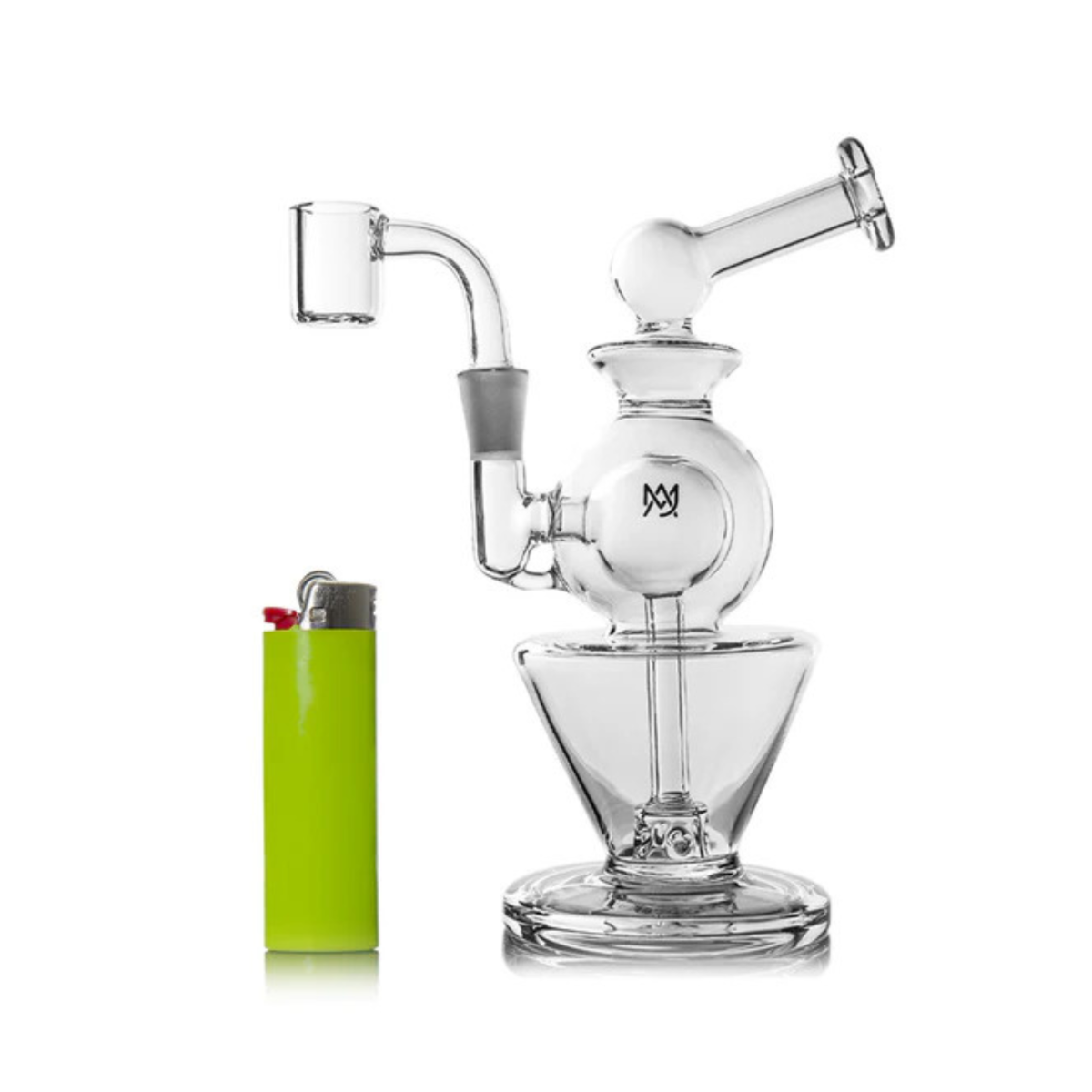 Seitenansicht des MJ Arsenal Gemini Mini Dab Rigs mit einem Quarz-Banger, daneben ein Feuerzeug.