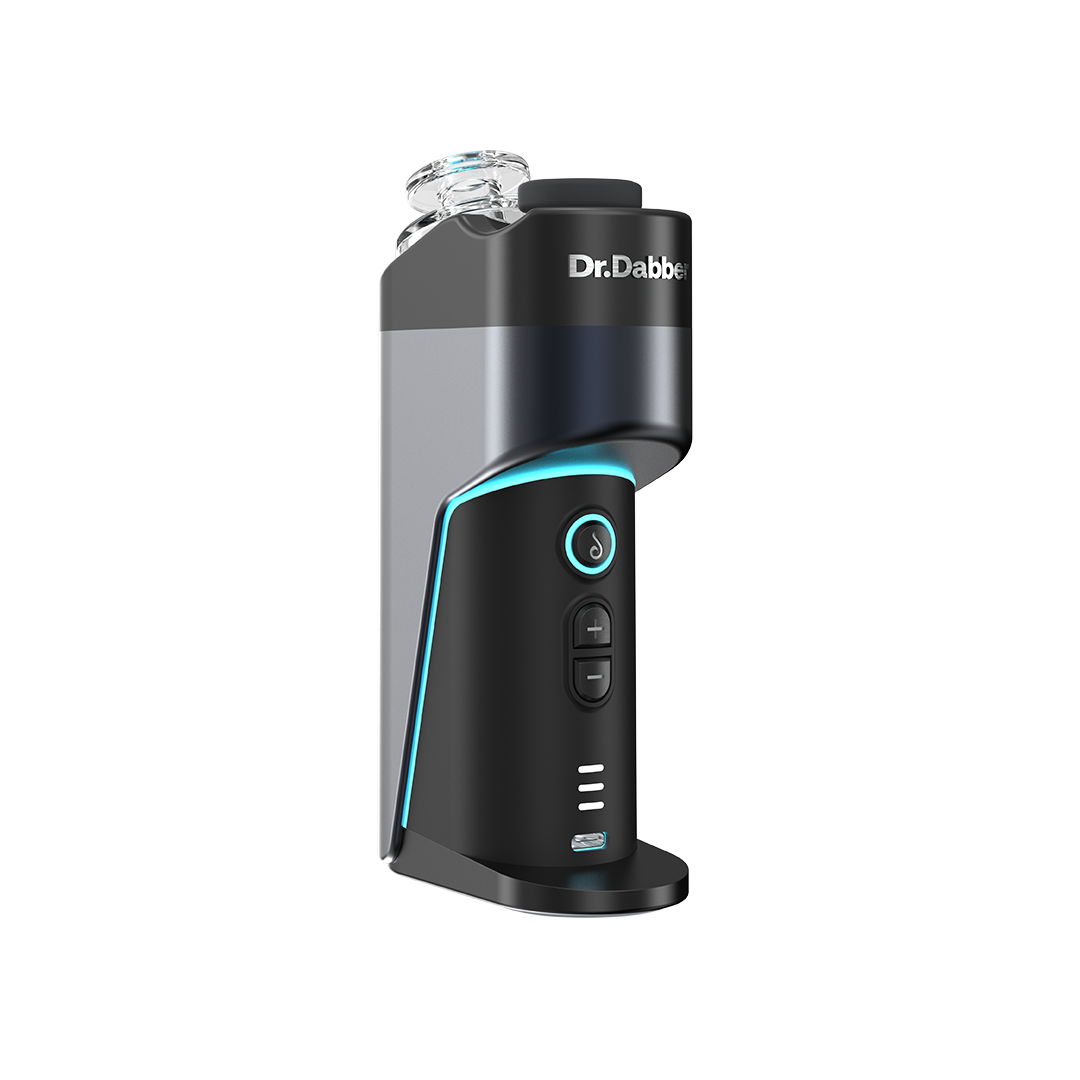 Vorderansicht des Dr. Dabber Switch Go E-Rigs mit seiner Drei-Knopf-Bedienung, LED-Anzeigen, dem Dr. Dabber-Logo und dem USB-C-Ladeanschluss.