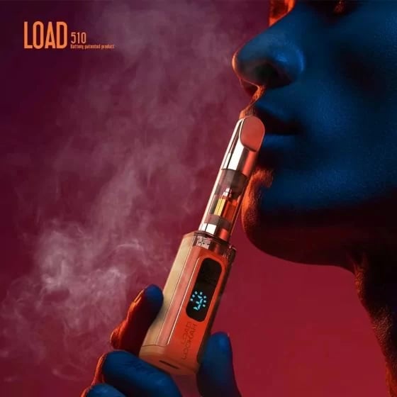 Lookah Load 510 Akku in Orange, Nahaufnahme einer Frau beim Vaporisieren mit angebrachter 510-Kartusche, mit blauem digitalem Display, das den Akkustand anzeigt.