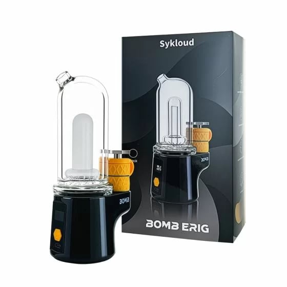 Der Bomb Sykloud E Rig in schwarzer Farbe mit orangefarbenen Akzenten, neben seiner Verpackung, auf weißem Hintergrund.