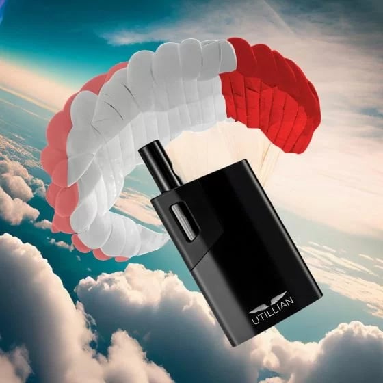 Utillian 621 in Wolken mit Fallschirm
