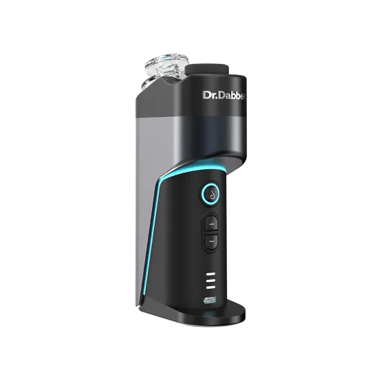 Vorderansicht des Dr. Dabber Switch Go E-Rigs mit seiner Drei-Knopf-Bedienung, LED-Anzeigen, dem Dr. Dabber-Logo und dem USB-C-Ladeanschluss.