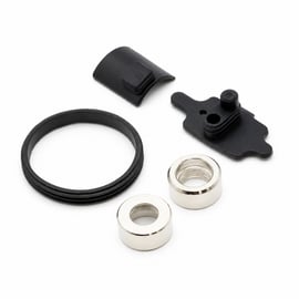 Inhalt des DaVinci ARTIQ Ersatzteil-Kits: zwei silberne Magnetringe mit Gewinde und drei schwarze Dichtungen