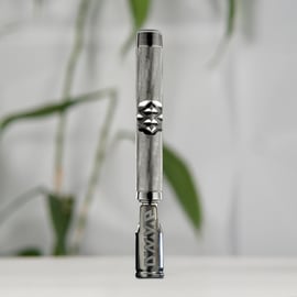 Hochwertiger tragbarer DynaVap M7 XL Kräutervaporizer in Titanoptik mit ergonomischem Design und präziser Erhitzung für aromatische Dampfsessions – ideal für Cannabis-Enthusiasten, die viel unterwegs sind.