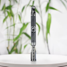 Stahlfarbener DynaVap M7 XL tragbarer Vaporizer, hergestellt in den USA aus Titan und Edelstahl, mit ergonomischem Design und effizienter Wärmeaktivierung für ein angenehmes Vaping-Erlebnis.