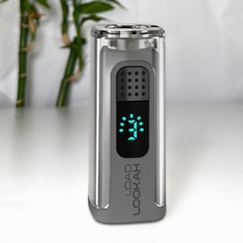 Eleganter silberner Lookah Load 510 Akku auf minimalistischem weißem Hintergrund, hochauflösende Ansicht mit leuchtendem blauem Batterieindikator für diskrete und effiziente Nutzung mit Ölkartuschen.