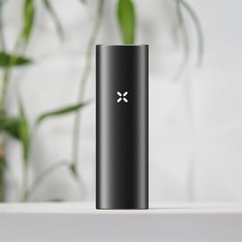 PAX Flow Vaporizer Frontansicht – eleganter tragbarer Vaporizer für trockene Kräuter von PAX Labs (Farbe: Onyx)