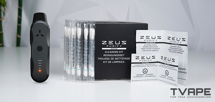 Der AirVape XS Go Vaporizer wird zusammen mit dem Zeus Purify Reinigungsset gezeigt.