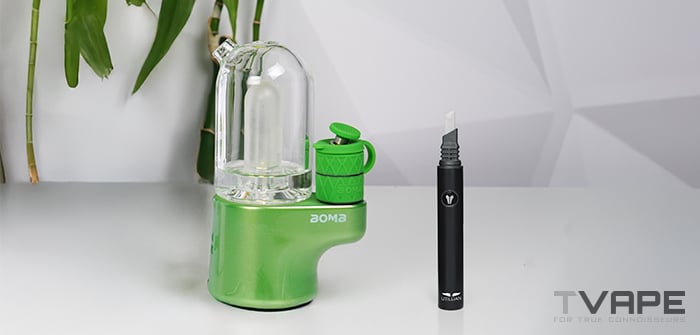Bomb Magloud E Rig wird zusammen mit dem Utillian Hot Wax Axe gezeigt – einem Dab-Tool, das zum einfachen Einfüllen von Konzentraten verwendet wird.