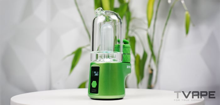 Bomb Magloud E Rig (Lime Farboption). E Rig steht auf einem weißen Hintergrund auf dem Tisch.