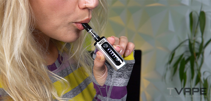 Yocan Kodo Plus in einem Mund, der gerade benutzt wird