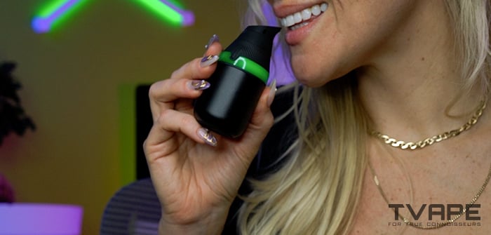 Eine Frau benutzt den Puffco Proxy Core Konzentrat-Vaporizer