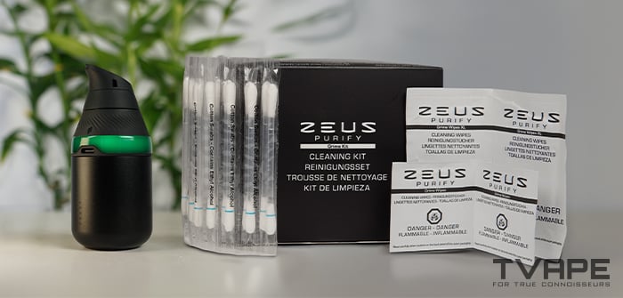 Der Puffco Proxy Core Konzentrat-Vaporizer ist zusammen mit den Reinigungstools dargestellt