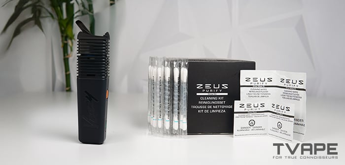 Der Veazy Vaporizer wird zusammen mit dem Zeus Purify Reinigungsset gezeigt – einem Reinigungszubehör, das dabei hilft, den Vaporizer in einem Top-Zustand zu halten.