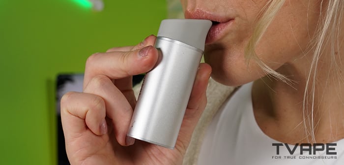 Eine Frau inhaliert aus dem Yocan Black Pocket Dab Pen.