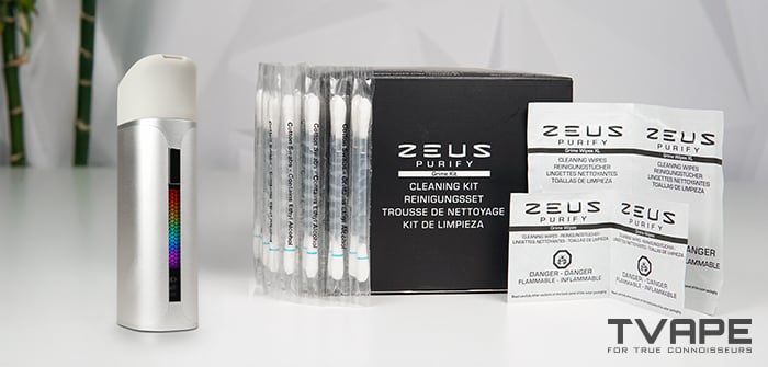 Der Yocan Black Pocket Dab Pen wird mit Reinigungszubehör gezeigt.
