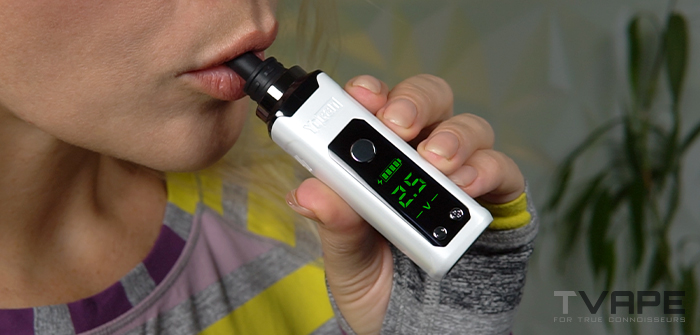 Yocan Nestor Dab Pen im Mund, bereit zum Dampfen