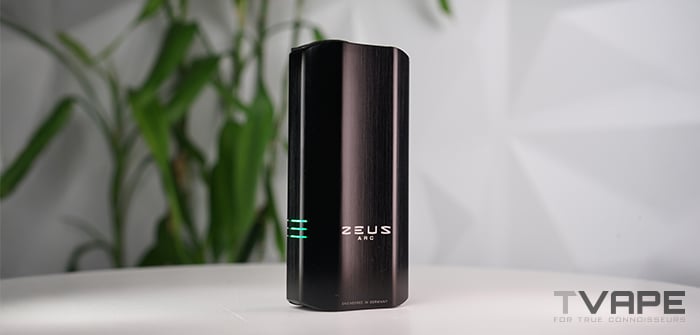 Zeus Arc S2 Vaporizer auf einem Schreibtisch, von vorne gesehen