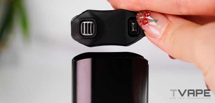 Zeus Arc S2 Vaporizer: Nahaufnahme vom Abnehmen des Mundstücks